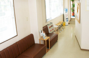やまわき歯科（大阪インプラントセンター併設）の待合室